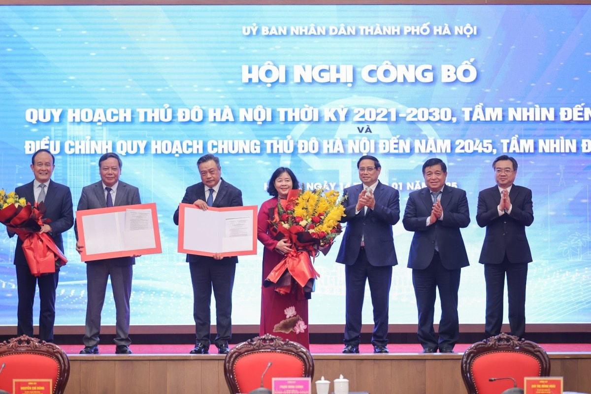 Thủ tướng trao quyết định công bố Quy hoạch Thủ đô Hà Nội thời kỳ 2021-2030, tầm nhìn đến năm 2050, Điều chỉnh Quy hoạch chung Thủ đô Hà Nội đến năm 2045, tầm nhìn đến năm 2065 cho lãnh đạo Hà Nội - Ảnh: VGP/Nhật Bắc