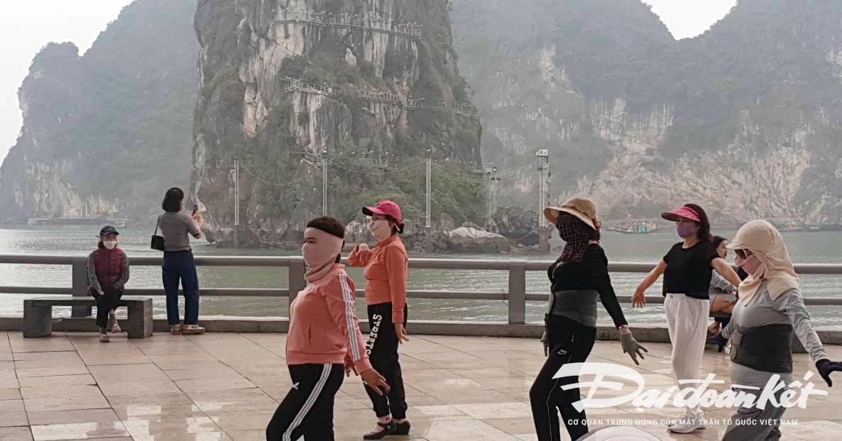 Mùi ô nhiễm nặng nề khiến người dân tập thể dục bên bờ biển cũng phải bịt khăn kín mặt. Ảnh: Nguyễn Quý.