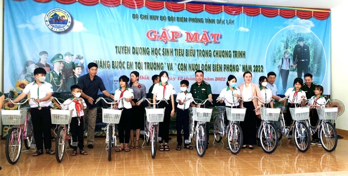 Lãnh đạo Bộ Chỉ huy Bộ đội Biên phòng Đắk Lắk tặng..
