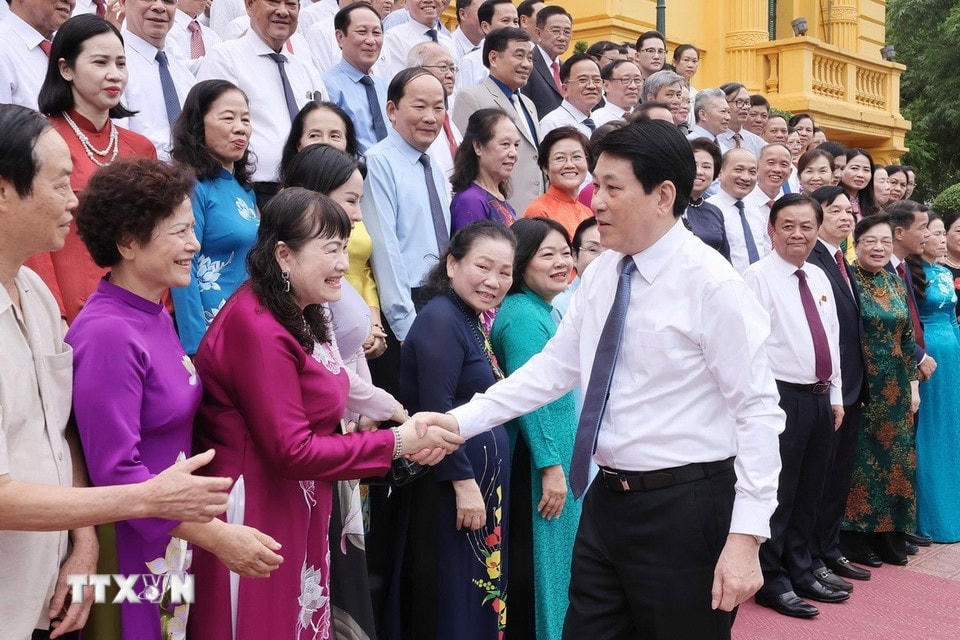 Chủ tịch nước Lương Cường với các đại biểu cán bộ Hội Khuyến học tiêu biểu toàn quốc. (Ảnh: Lâm Khánh/TTXVN)