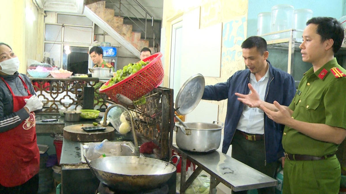 Kiểm tra 8 quán lẩu nướng, phát hiện nhiều thực phẩm không rõ nguồn gốc