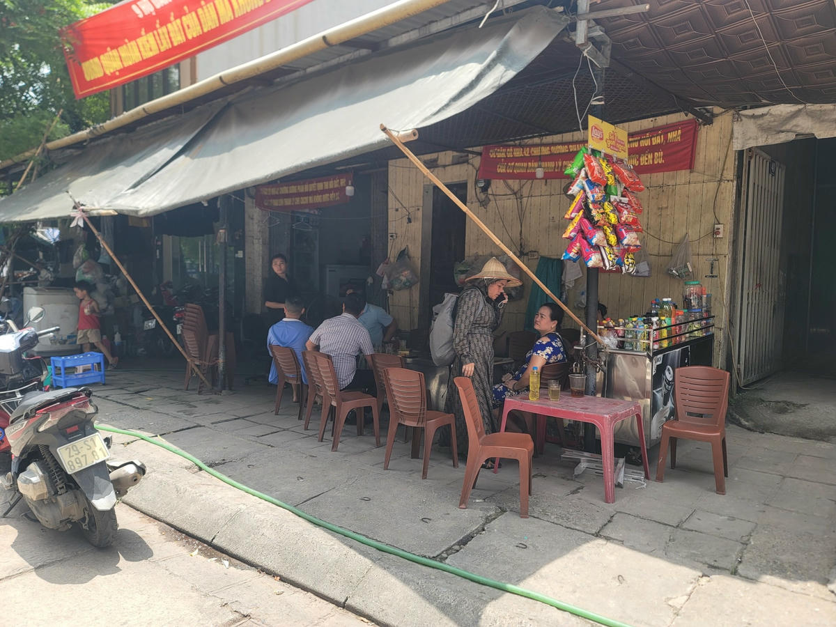 Cư dân tụ tập bàn tán khi sát đến ngày cưỡng chế, thu hồi nhà, đất