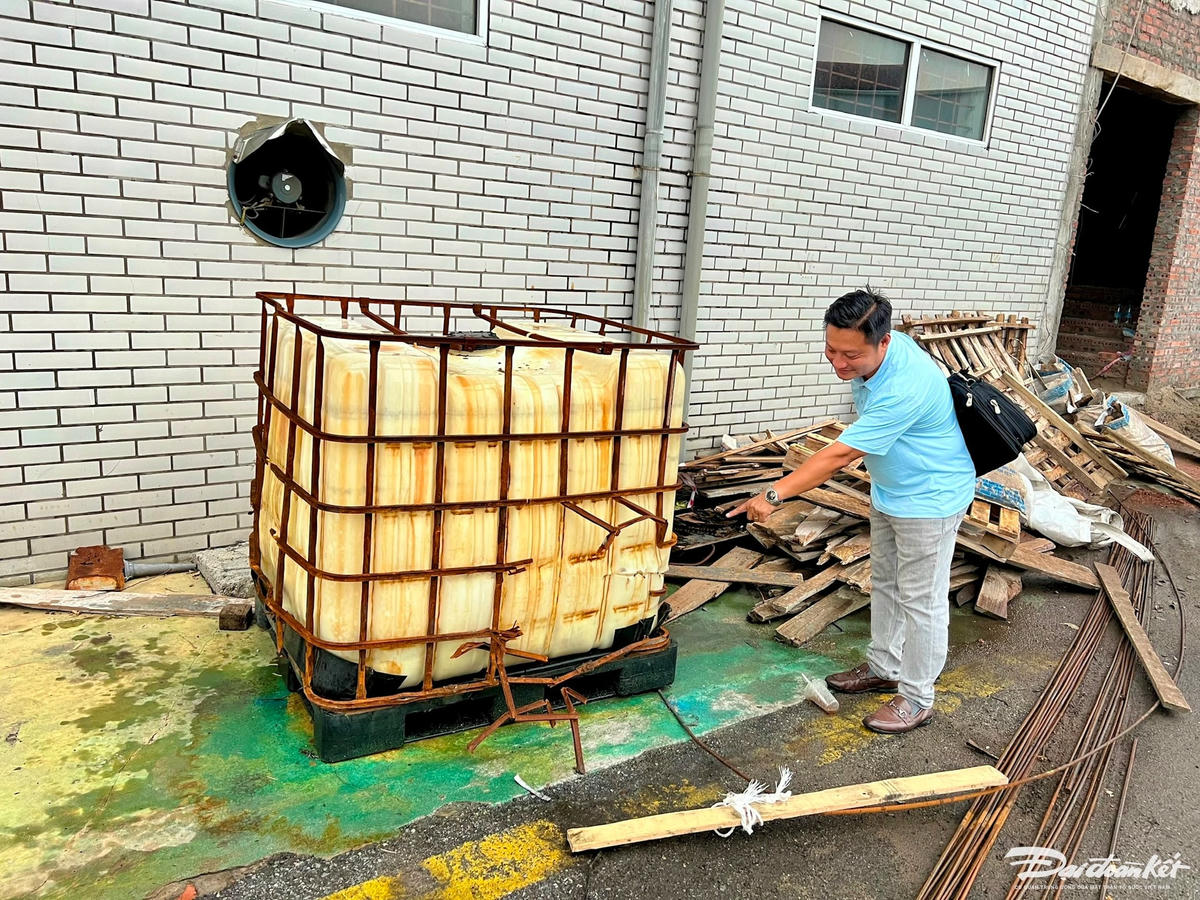 Ông Nguyễn Minh Hạnh - Giám đốc Kỹ thuật Nhà máy bột giặt VICO chỉ khu vực téc nguyên liệu bị bục. Ảnh: Phương Thanh.