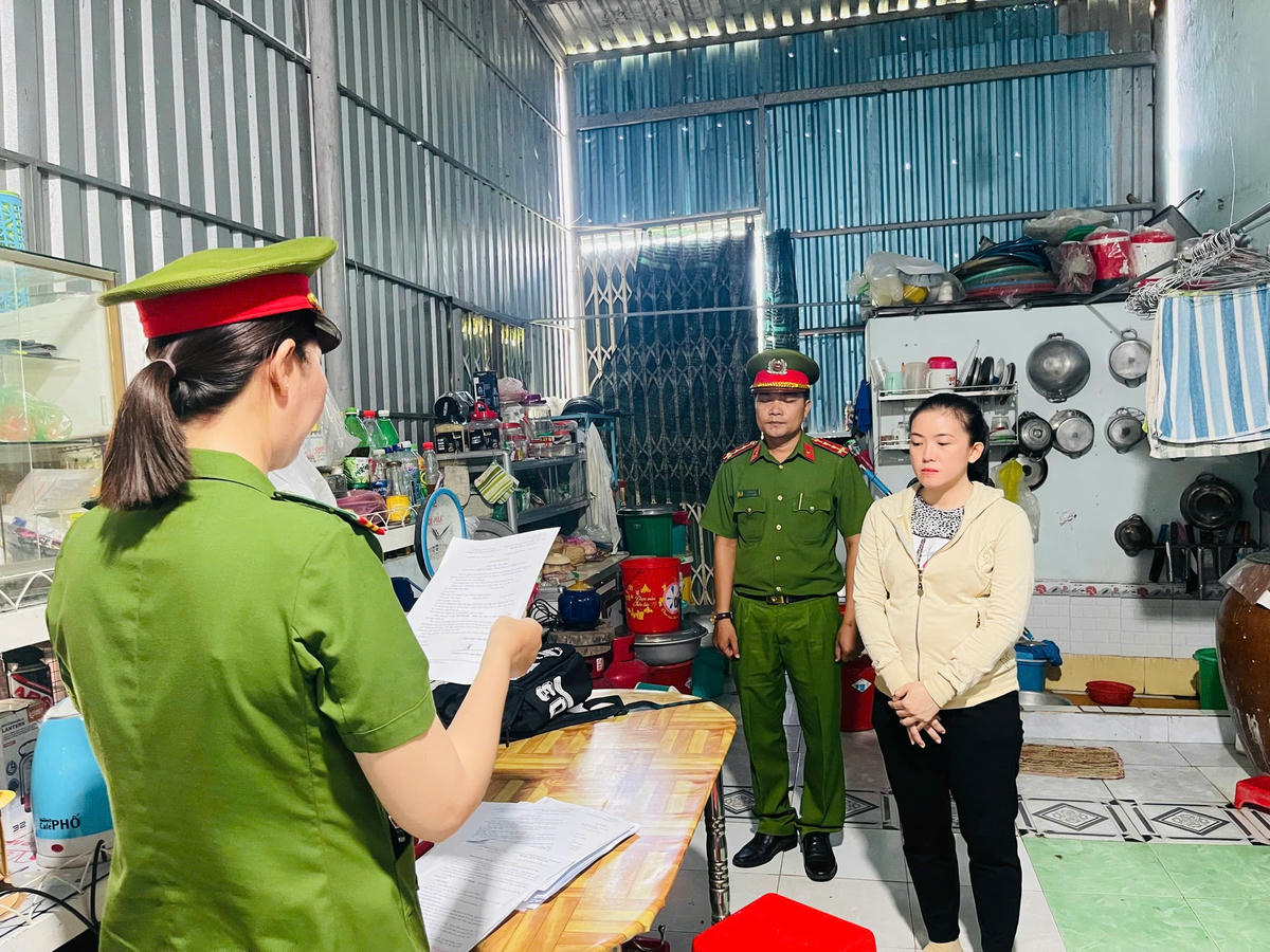 Cơ quan Cánh sát điều tra tống đạt Lệnh khám xét nơi ở đối với bị can Trần Mỹ Tiên (1)