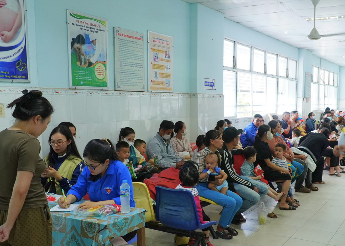 Đông đảo phụ huynh dẫn con em tham gia tầm soát bệnh tim miễn phí tại Bệnh viện Sản Nhi An Giang