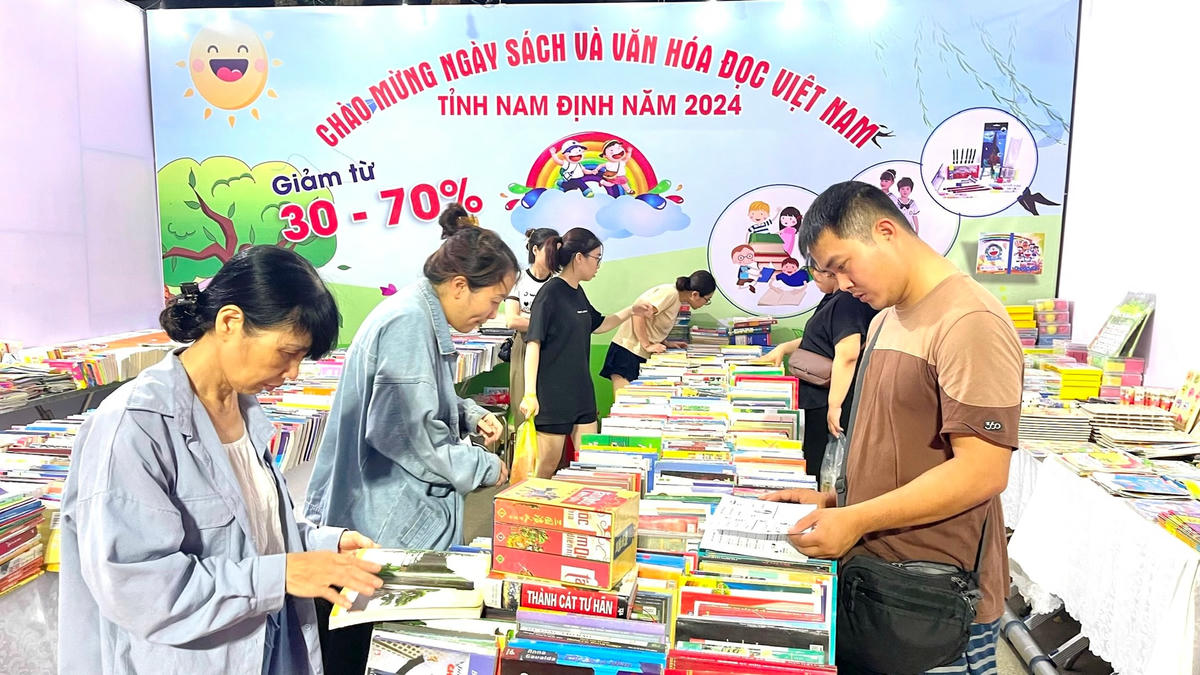 Các bậc phụ huynh cũng rất say sưa với sách.