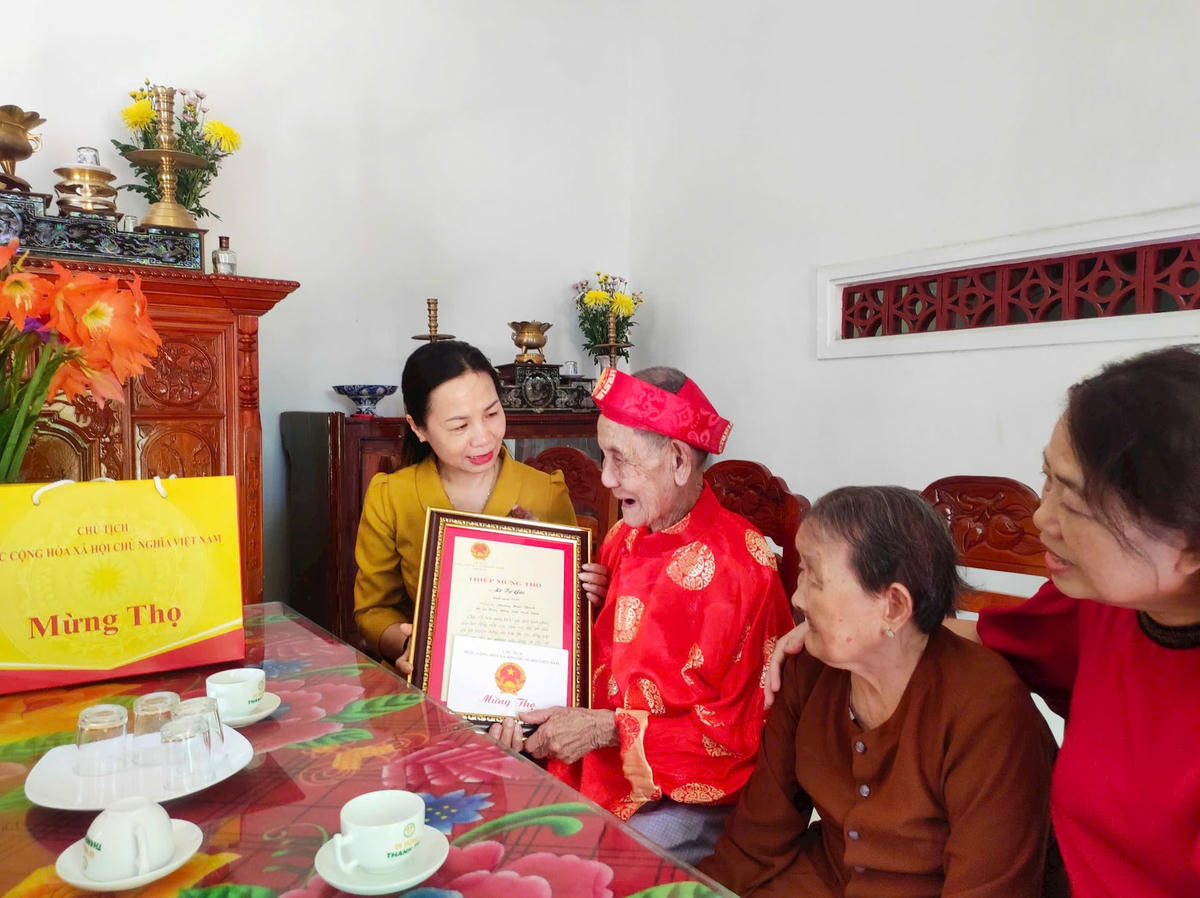 Bà Lê Bình Thanh, Chủ tịch Ủy ban Mặt trận Tổ quốc Việt Nam tỉnh Bình Định cùng đoàn công tác đến thăm, chúc thọ và tặng quà cụ Lê Tự Gủi, thọ 100 tuổi ở khu phố An Lộc 1, phường Hoài Thanh. Ảnh Thành Chiến