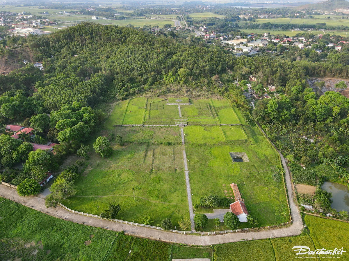 Đàn tế Nam Giao (nằm tại thị trấn Vĩnh Lộc, huyện Vĩnh Lộc) cách thành nhà Hồ khoảng 2,5 km về phía Đông Nam, là di tích thuộc di sản văn hóa thế giới thành nhà Hồ. Ảnh: Đình Minh