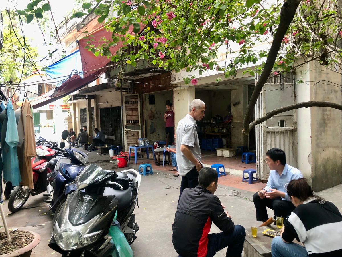 Dưới khu tập thể vẫn còn vài hộ sinh sống, kinh doanh cố gắng bám trụ khi kết cấu công trình luôn trong tình trạng báo động.