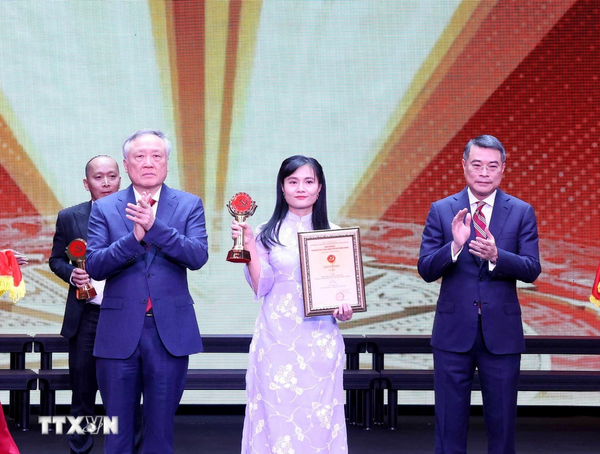 Tác giả Cao Thị Thùy Giang, Báo điện tử Vietnamplus - Thông tấn xã Việt Nam nhận Giải B Giải “Búa liềm vàng” lần thứ IX năm 2024. (Ảnh: Phương Hoa/TTXVN) ttxvn-cao-thuy-giang-bualiem-vang.jpg