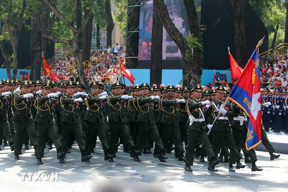 Lực lượng Quân đội Hoàng gia Campuchia tham gia Tổng duyệt kỷ niệm 50 năm Ngày Giải phóng miền Nam, thống nhất đất nước. (Ảnh: Thanh Vũ/TTXVN)