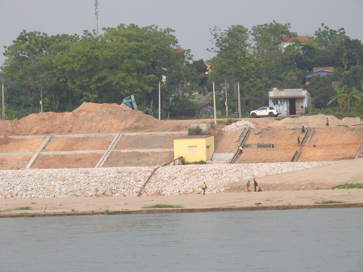 Có thể nguyên nhân là do phía huyện Ba Vì (Hà Nội) đang kè kiên cố.