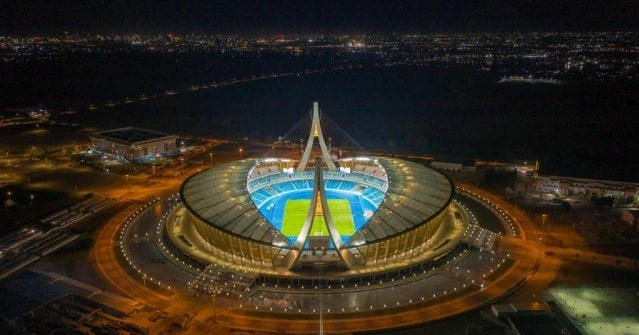 Nhìn từ xa, sân Morodok Techo như một chiếc thuyền buồm (Ảnh: Getty).