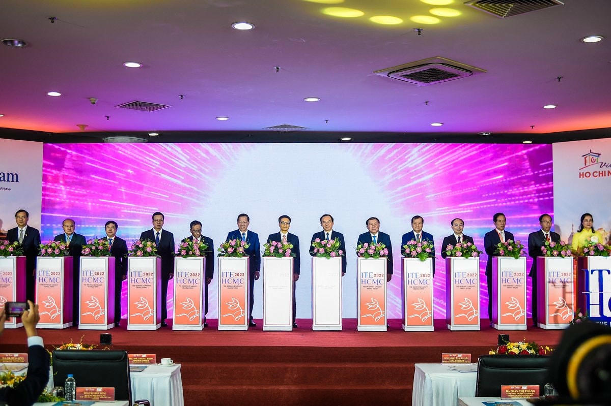 Phó Thủ tướng Vũ Đức Đam và đại biểu cắt băng khai mạc hội chợ.