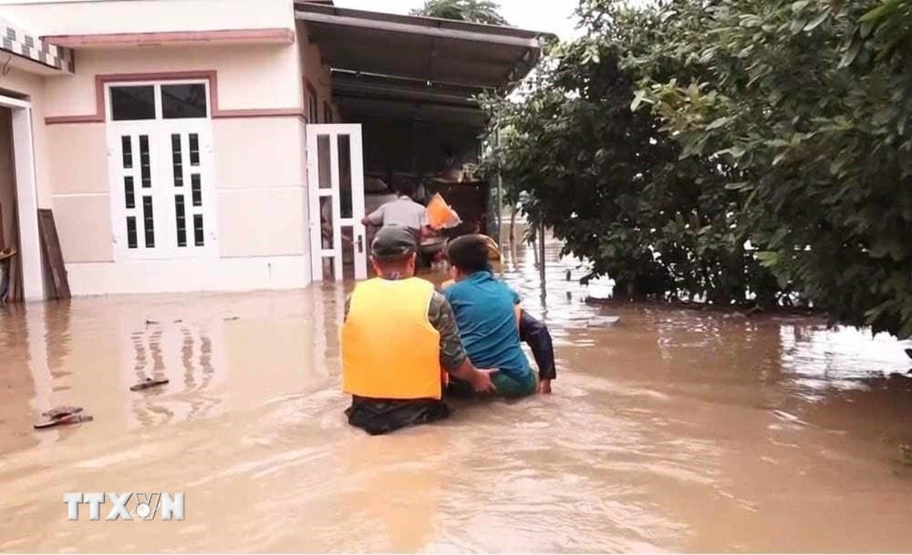 Lực lượng chức năng tiếp cận, hỗ trợ di dời người dân vùng ngập sâu ở phường Phổ Minh, thị xã Đức Phổ, Quảng Ngãi, đến nơi an toàn. (Ảnh: TTXVN phát) ttxvn mua lu quang ngai.jpg