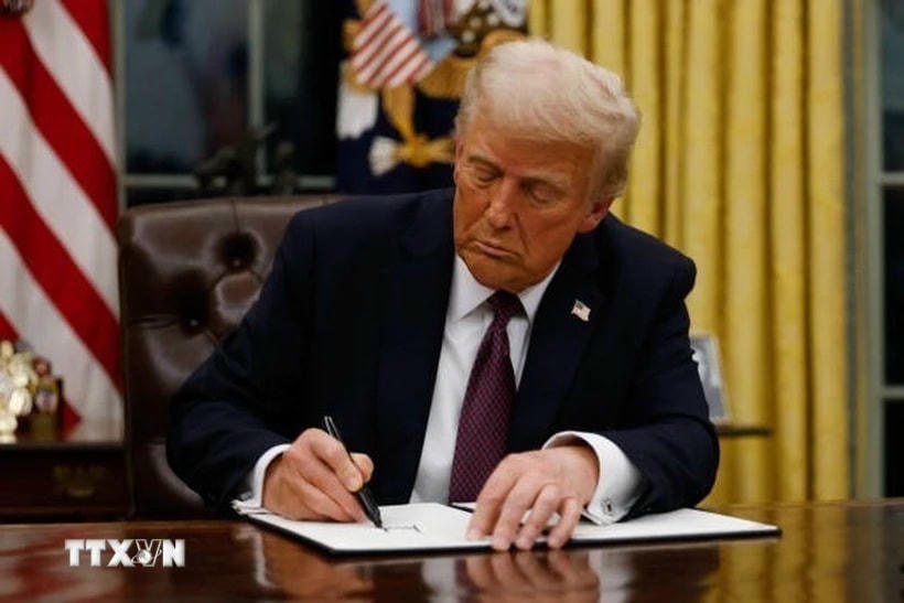 Tổng thống Mỹ Donald Trump ký sắc lệnh tại Nhà Trắng, Washington, D.C. (Ảnh: Getty Images/TTXVN)