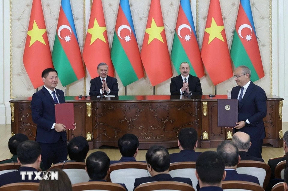 Tổng Bí thư Tô Lâm và Tổng thống Azerbaijan Ilham Aliyev chứng kiến Lễ trao văn kiện hợp tác giữa hai nước. (Ảnh: Thống Nhất/TTXVN)
