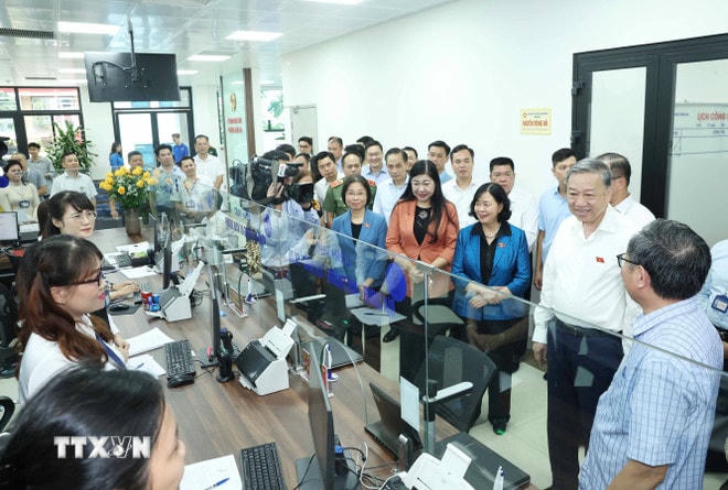Tổng Bí thư Tô Lâm thăm Trung tâm phục vụ hành chính công phường Đống Đa, Hà Nội. (Ảnh: Thống Nhất/TTXVN) ttxvn-tbt-4.jpg