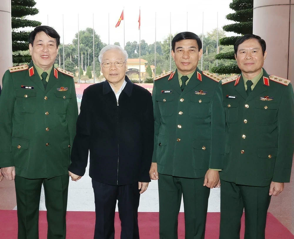 Tổng Bí thư Nguyễn Phú Trọng với các lãnh đạo Quân ủy Trung ương-Bộ Quốc phòng. (Ảnh: Trí Dũng/TTXVN) ttxvn-2512tongbithu1-6951.jpg