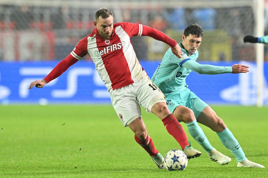 Thua đối thủ yếu, Barcelona vẫn giữ được ngôi đầu bảng Champions League - 1