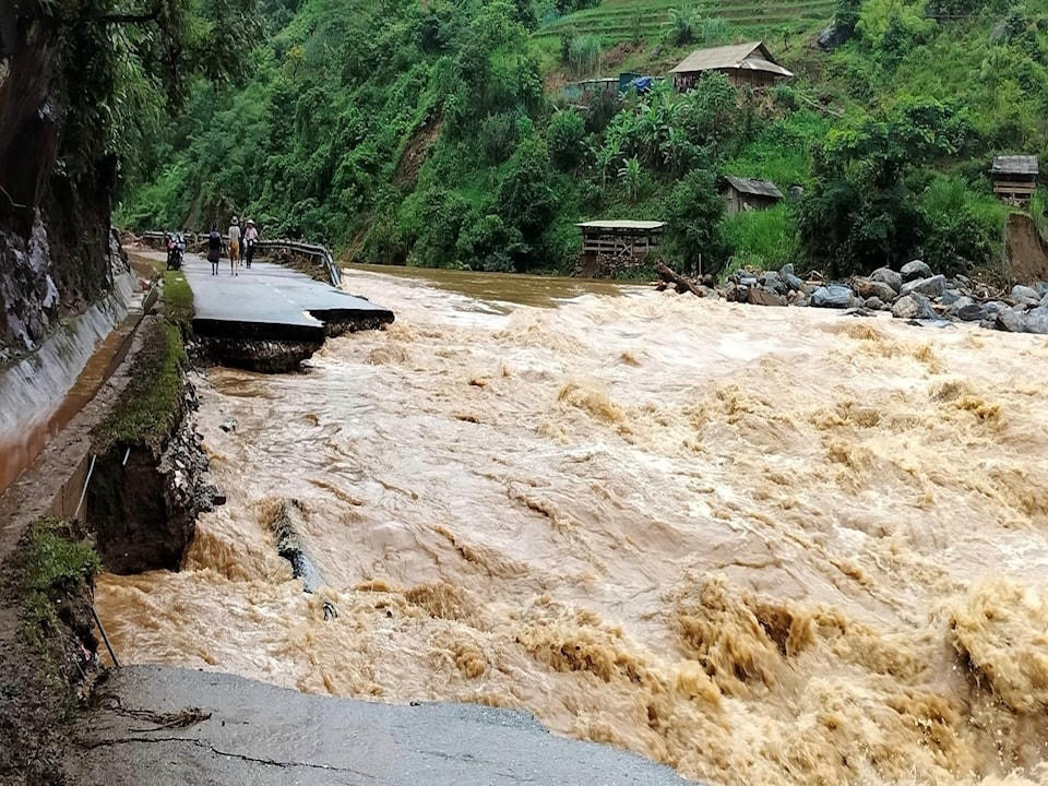 Mưa to nhiều ngày gây lũ và sạt lở đất, giao thông chia cắt và làm hư hại nhiều công trình lưới điện trên địa bàn huyện Mù Cang Chải.