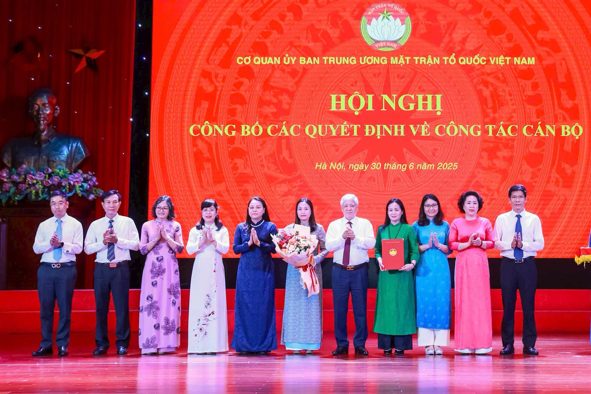 Chủ tịch Đỗ Văn Chiến và Phó Chủ tịch - Tổng Thư ký Nguyễn Thị Thu Hà trao quyết định cho các ban đơn vị. Ảnh: Quang Vinh