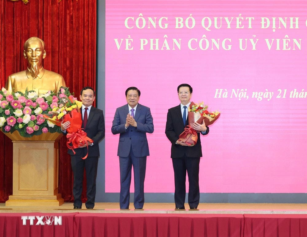 Đồng chí Phan Đình Trạc, Ủy viên Bộ Chính trị, Bí thư Trung ương Đảng, Trưởng Ban Nội chính Trung ương tặng hoa chúc mừng các đồng chí Trần Lưu Quang (bên trái), Trưởng Ban Kinh tế Trung ương và Mai Văn Chính (bên phải), Trưởng Ban Dân vận Trung ương. (Ảnh: Trí Dũng/TTXVN) TTXVN_2108Bochinhtri9.jpg