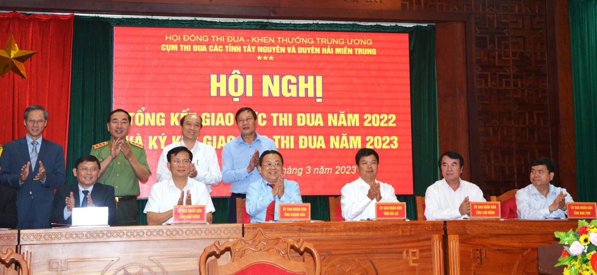 Lãnh đạo Ủy ban nhân dân các tỉnh cụm thi đua Tây Nguyên và duyên hải miền Trung ký giao ước thi đua năm 2023.