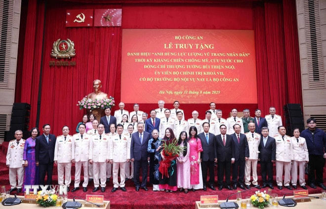 Tổng Bí thư Tô Lâm và các đại biểu tham dự.(Ảnh: Thống Nhất/TTXVN) ttxvn-tong-bi-thu-to-lam-du-le-truy-tang-danh-hieu-anh-hung-llvtnd-cho-thuong-tuong-bui-thien-ngo-8246622-6.jpg