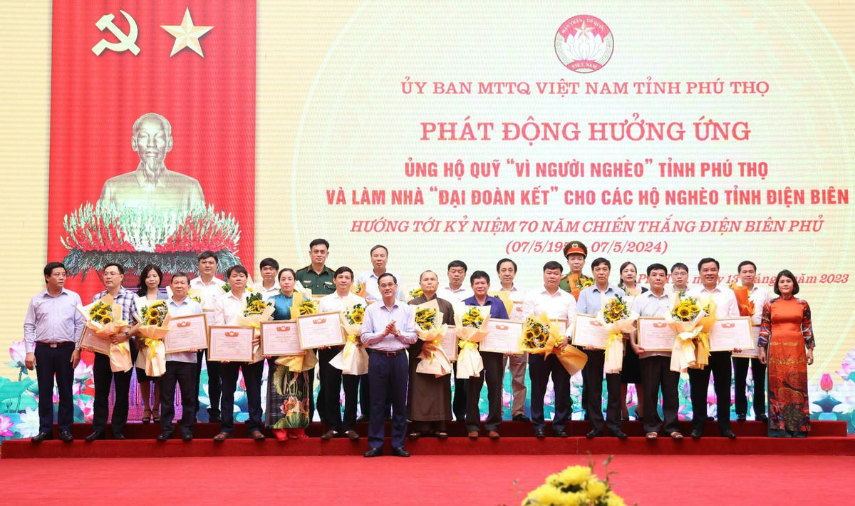 Thường trực Ủy ban MTTQ tỉnh tặng Bằng khen của Ủy ban MTTQ tỉnh cho các tập thể có nhiều đóng góp trong ủng hộ Quỹ “Vì người nghèo” của tỉnh, giai đoạn 2016 - 2022.