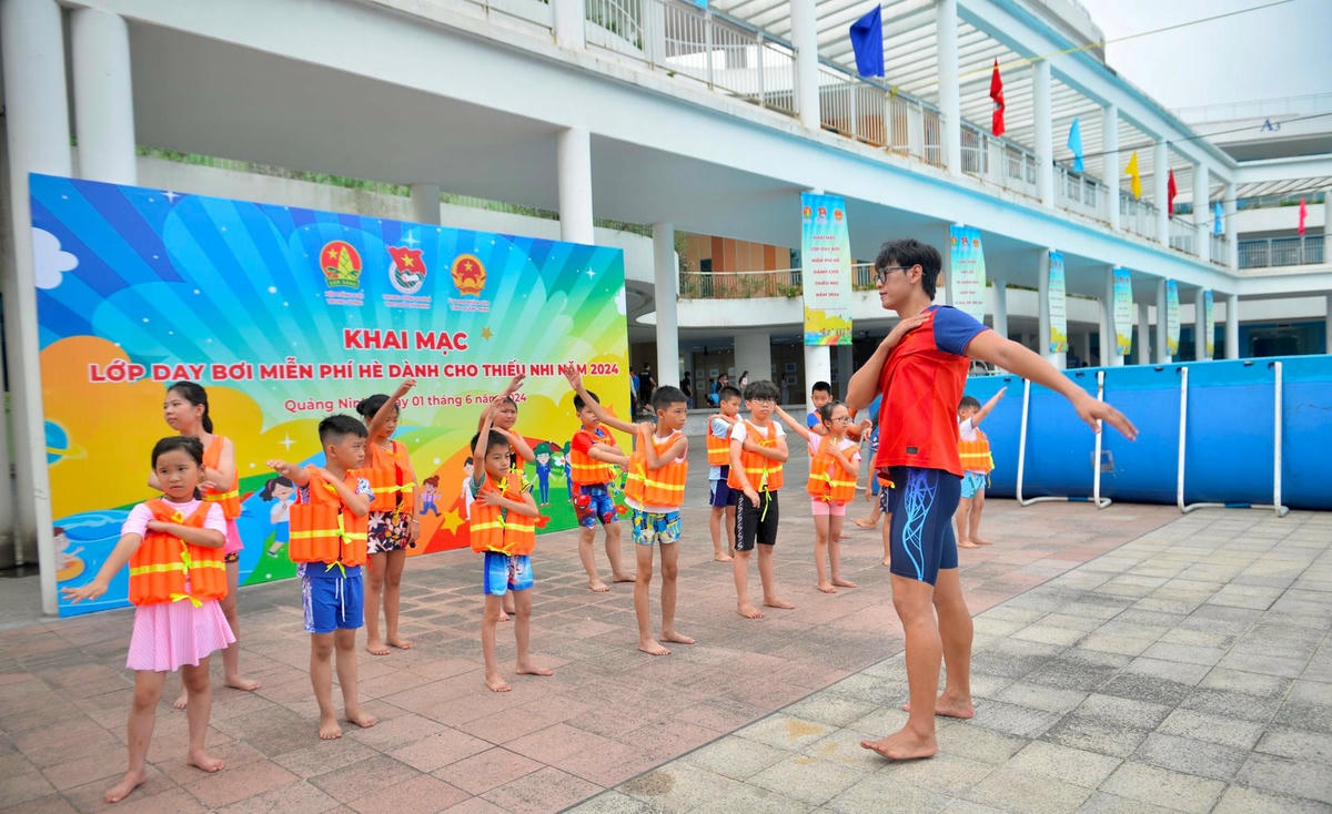 Trung ương Đoàn, Hội đồng Đội Trung ương và Tỉnh đoàn Quảng Ninh phối hợp tổ chức dạy bơi miễn phí và trao tặng thiết bị học bơi dành cho thiếu nhi có hoàn cảnh khó khăn, với mục đích lan tỏa thông điệp thúc đẩy phong trào rèn luyện thể thao, nâng cao sức khỏe thể chất, phòng chống đuối nước cho trẻ em.