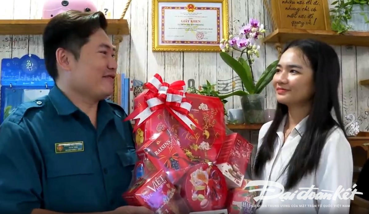 Đảng viên trẻ Đỗ Phương Trang (SN 2001, hội viên Hội Liên hiệp Phụ nữ phường 4, quận 5) viết đơn tình nguyện vào bộ đội.