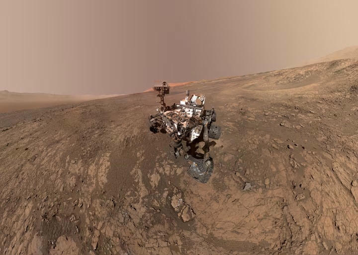 Xe tự hành Curiosity hoạt động trên sao Hỏa.