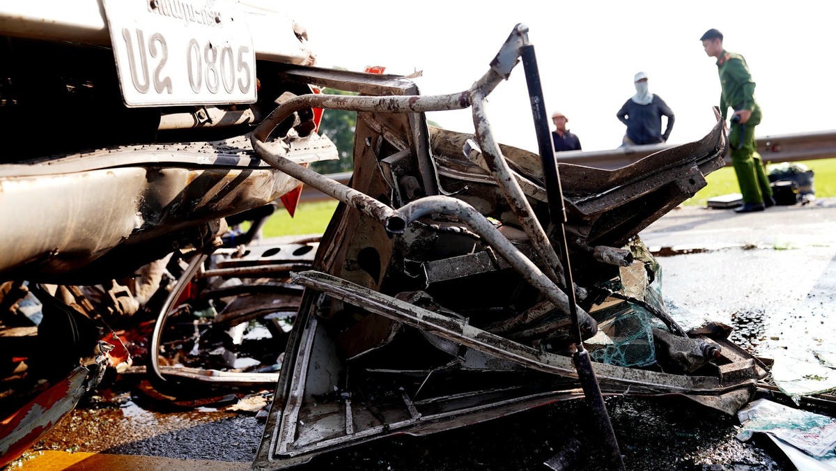 Phần đầu xe đầu kéo bị biến dạng hoàn toàn. Ảnh: Cẩm Kỳ