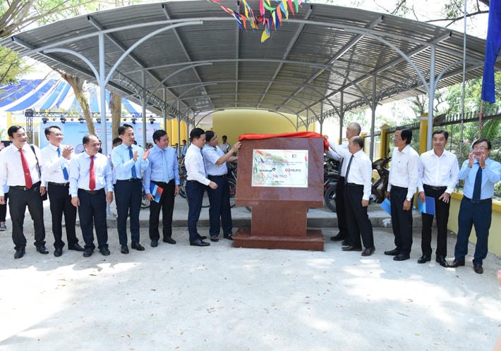 Đại biểu gắn biển công trình Trường Tiểu học Tân Hội.