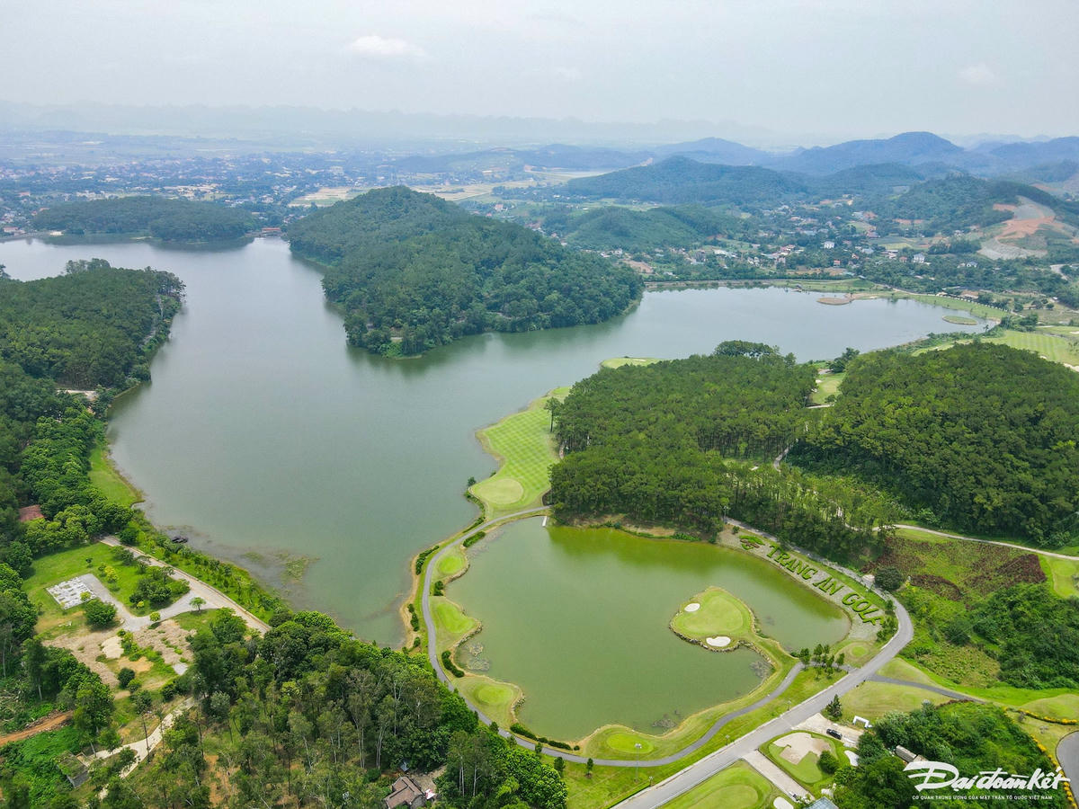 Trong ảnh là dự án Khu du lịch sinh thái vui chơi giải trí hồ Đồng Chương, tổng vốn đầu tư 1.716,2 tỷ đồng, do Doanh nghiệp tư nhân xây dựng Xuân Trường làm chủ đầu tư, tiến độ thực hiện đến năm 2018. Ảnh: Đình Minh
