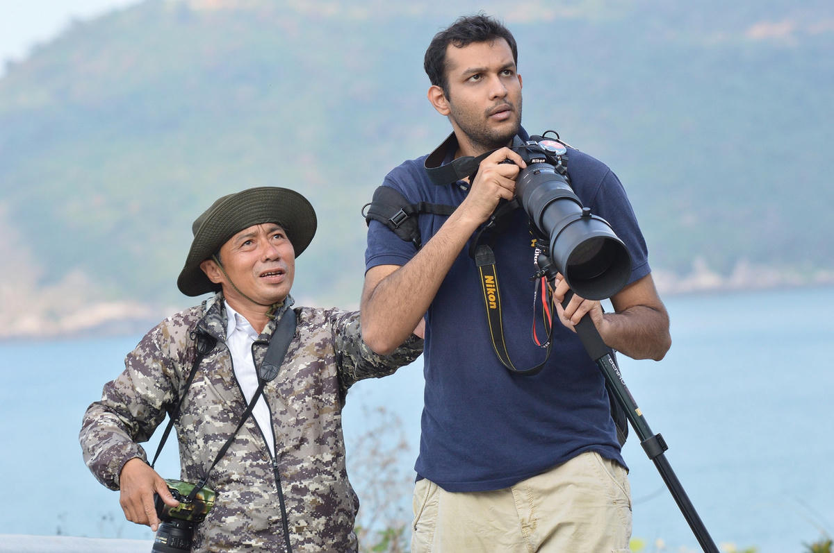 Dõi theo loài chim lạ.  