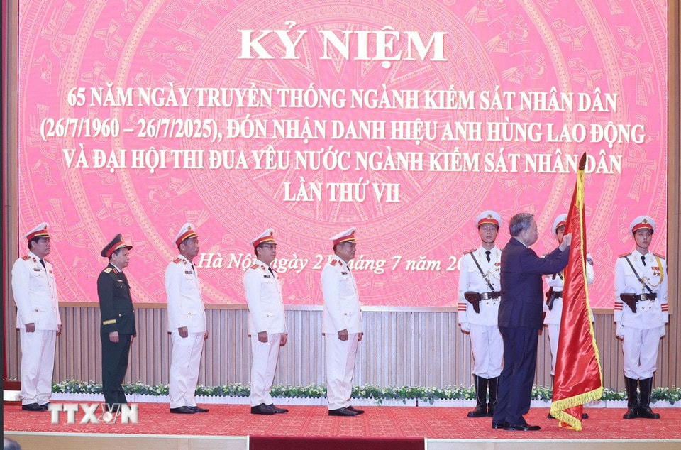 Tổng Bí thư Tô Lâm trao tặng danh hiệu Anh hùng Lao động tặng ngành Kiểm sát Nhân dân. (Ảnh: Thống Nhất/TTXVN)