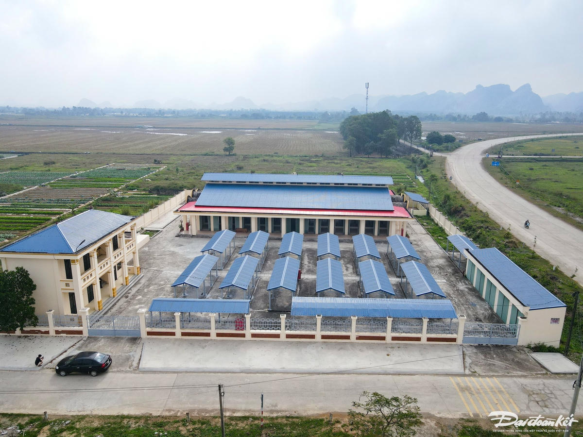 Ông Nguyễn Thanh Hòa - Phó Chủ tịch UBND xã Gia Tiến cho biết: Sau khi được huyện cấp kinh phí, địa phương đã tiến hành các thủ tục và sửa chữa lại chợ từ đầu tháng 11, đến nay, đã hoàn thành xong. Ảnh: Đình Minh