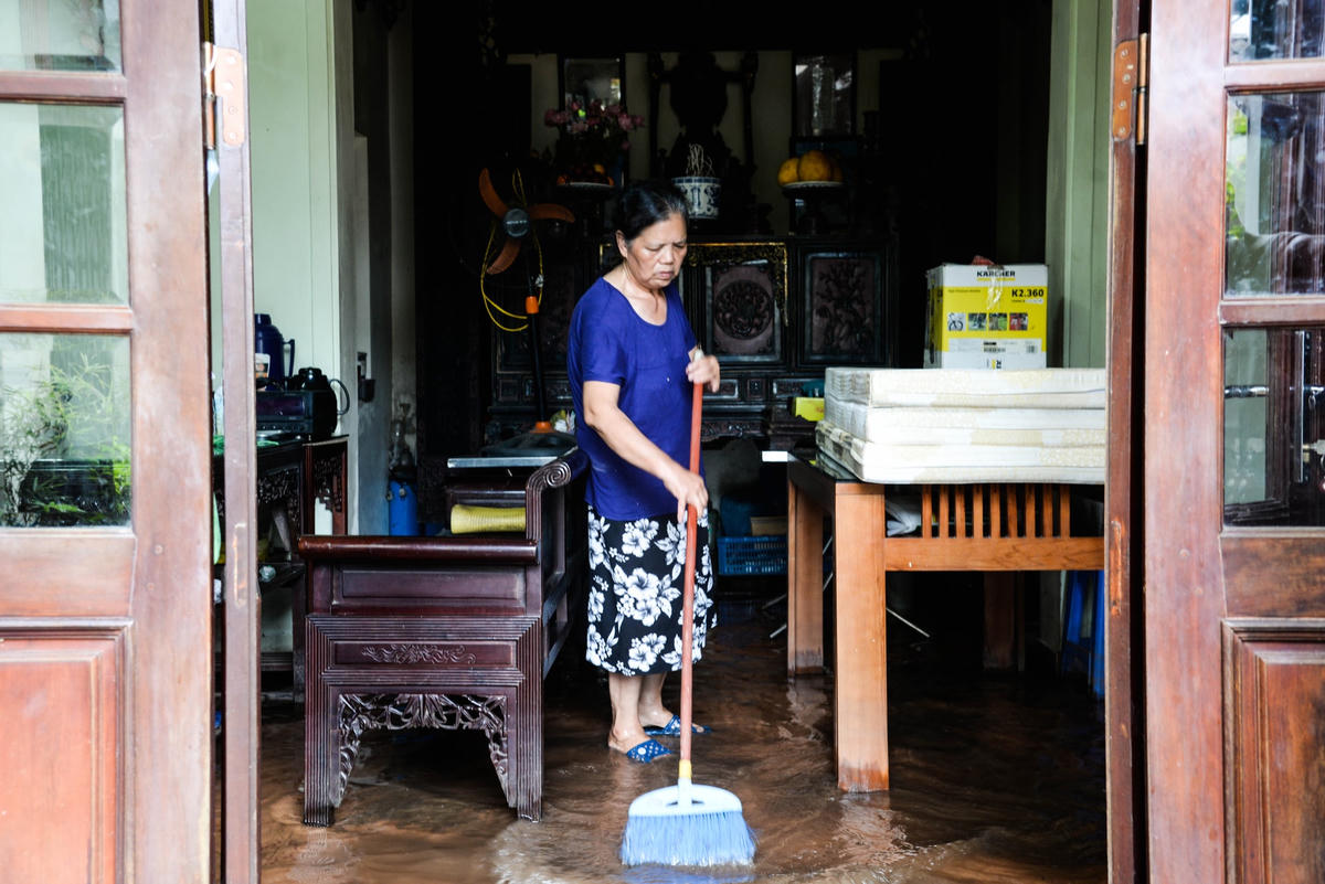 Nhiều nhà bị ngập sâu, người dân phải sống chung với dòng nước bẩn khiến sinh hoạt trởnên khó khăn. Bà Nguyễn Thị Phượng (Tổ 12, phường Tứ Liên) cho biết: “Tình trạng này đã diễn ra đến nay là 11 năm. Mỗi năm cứ khi nào vào mùa lũ, gia đình tôi lại phải chịu cảnh ngập lụt như thế này. Nước này rất bẩn, cứ nắng lên là lại nổi “gạch cua”, lội trong nước là chân tay sẽ bị ngứa ngáy khó chịu”.