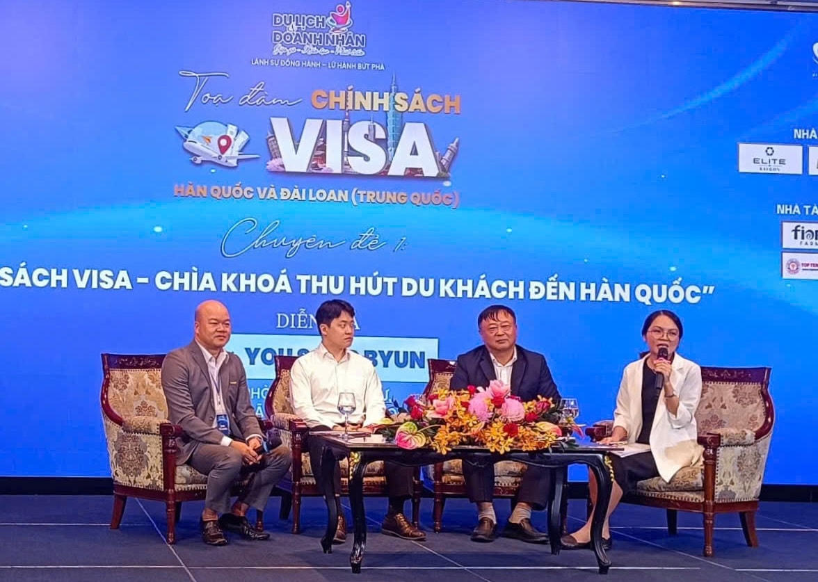 Đại diện Tổng Lãnh sự quán Hàn Quốc tại TP Hồ Chí Minh trả lời thắc mắc về cấp visa. Ảnh: H.T
