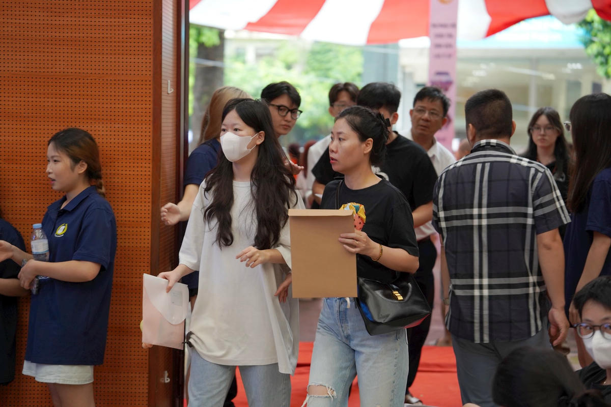 Tân sinh viên Học viện Ngân hàng tới trường làm thủ tục nhập học trực tiếp trong ngày 23/