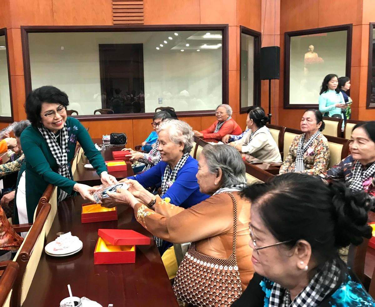 4.Bà Tô Thị Bích Châu tặng quà tri ân các nữ cựu tù cách mạng tiêu biểu (Ảnh Q.Định).