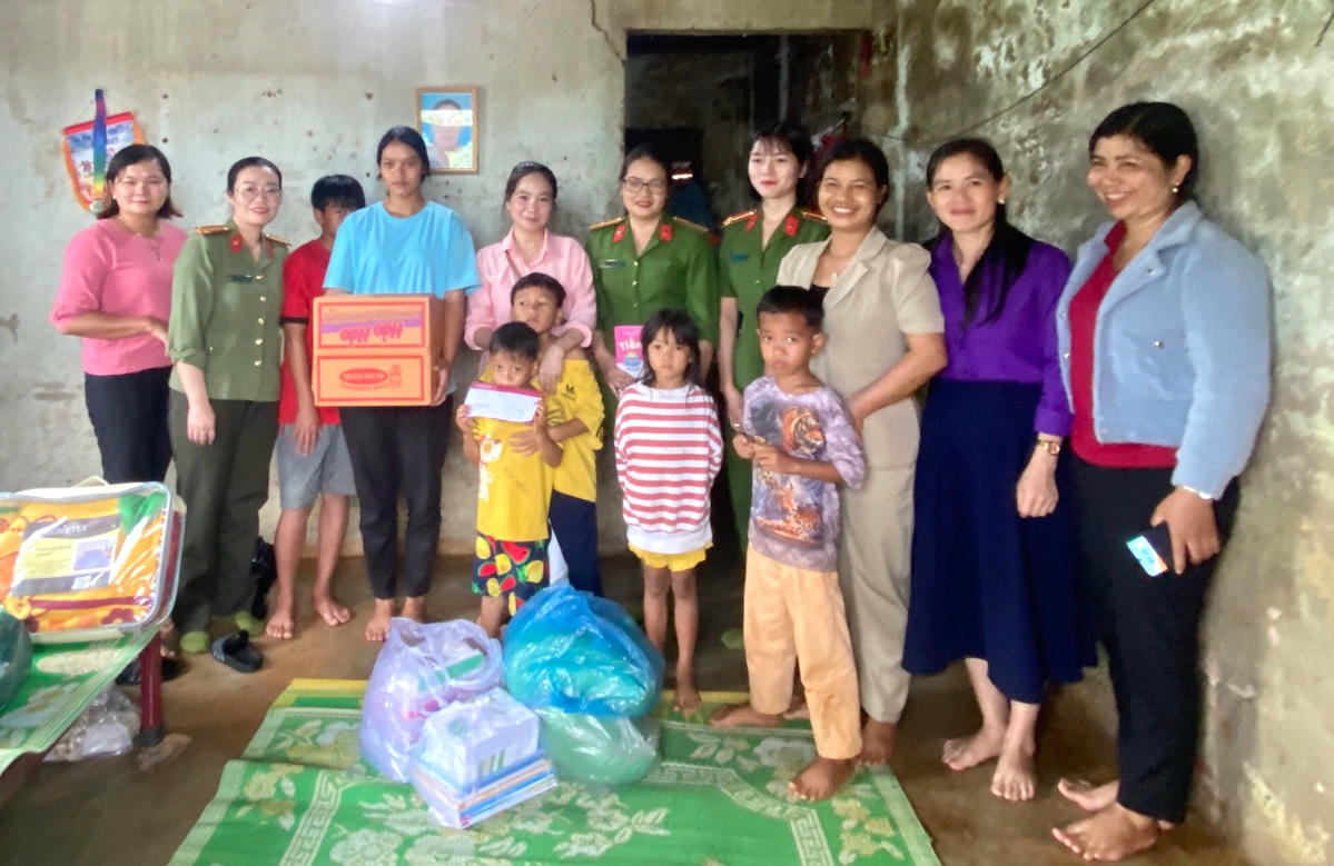 Hội Phụ nữ Công an tỉnh Đắk Nông và Hội Phụ nữ Phòng Cảnh sát cơ động phối hợp các đơn vị liên quan trao tặng quà cho các cháu mồ côi cả cha lẫn mẹ.