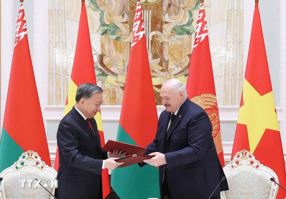 Tổng Bí thư Tô Lâm và Tổng thống Aleksandr Lukashenko ký Tuyên bố chung về việc thiết lập quan hệ Đối tác chiến lược Việt Nam-Belarus. (Ảnh: Thống Nhất/TTXVN)