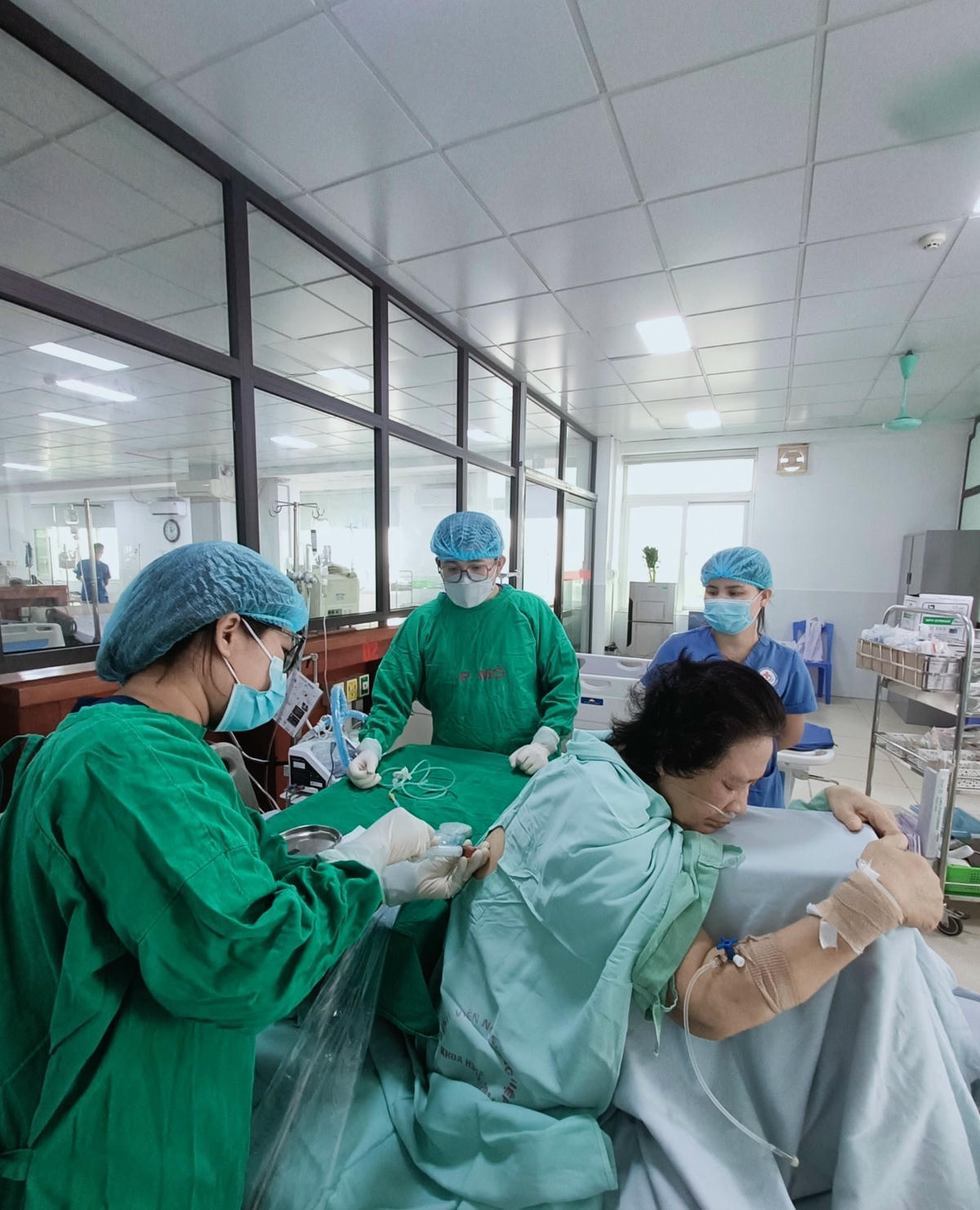 Thủ thuật trích dịch phổi do tràn dịch màng phổi tại giường bệnh được BS. Ngọc Anh thực hiện.