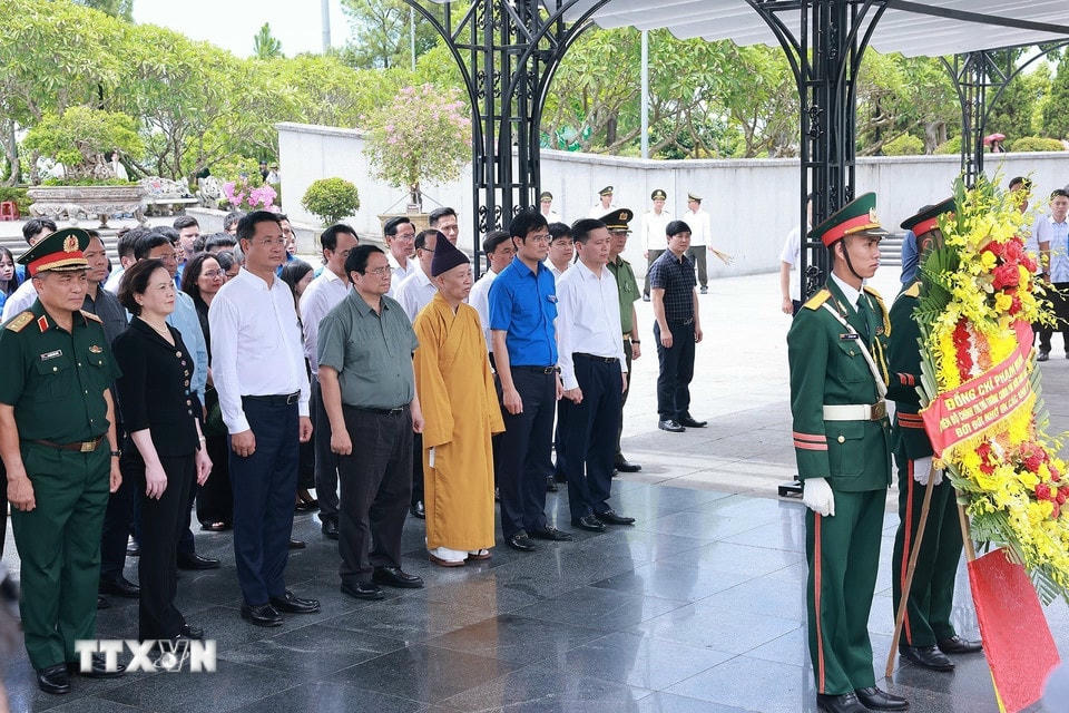 Thủ tướng Phạm Minh Chính dâng hoa tưởng niệm các Anh hùng liệt sỹ tại Nghĩa trang liệt sỹ Quốc gia Đường 9. (Ảnh: Dương Giang/TTXVN)