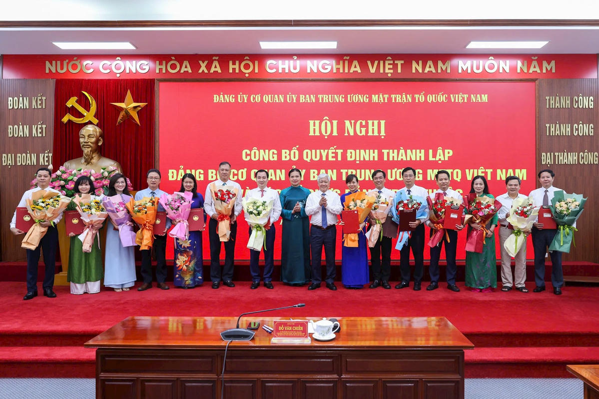 Chủ tịch Đỗ Văn Chiến tặng hoa chúc mừng các tổ chức Đảng trực thuộc Đảng bộ cơ quan UBTƯ MTTQ Việt Nam. Ảnh: Quang Vinh