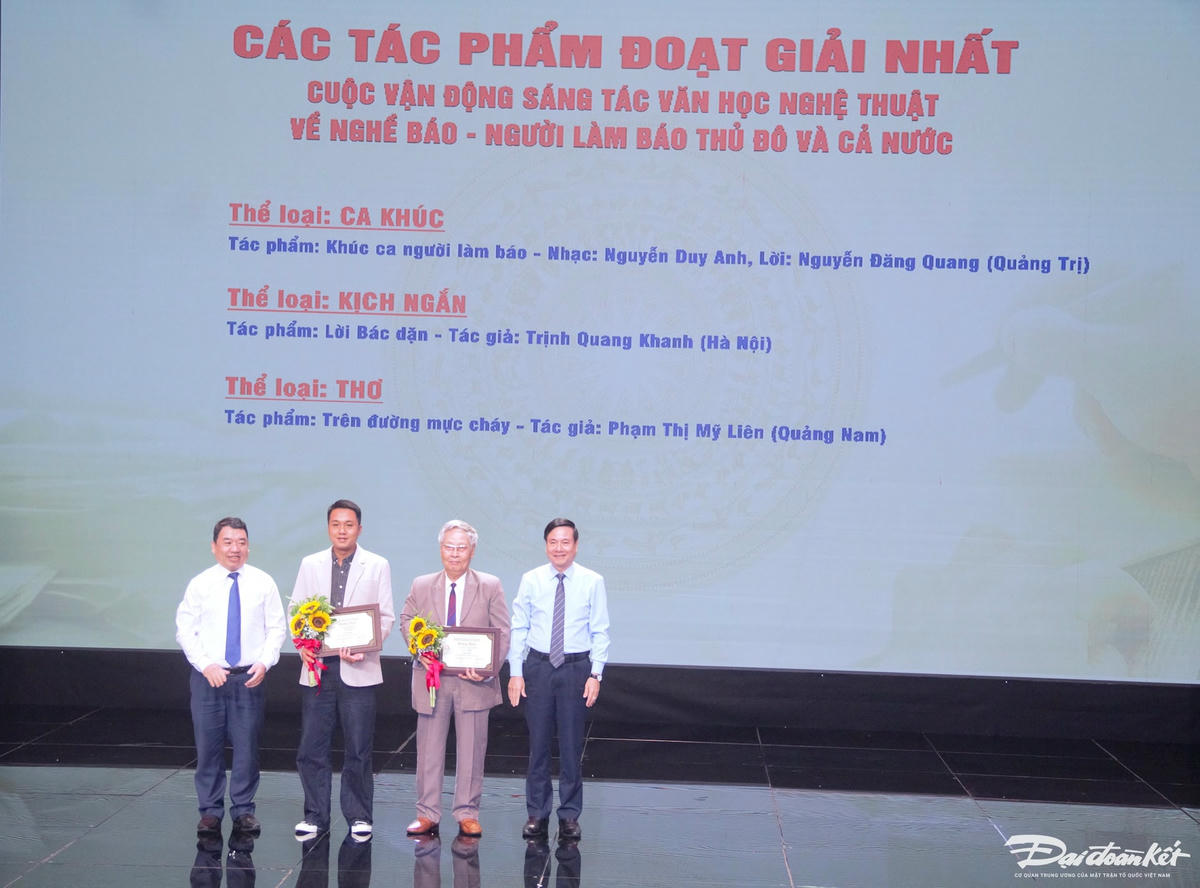 Trao giải thưởng cho các tác giả đoạt giải Nhất ở các thể loạt. Ảnh: Phạm Sỹ.