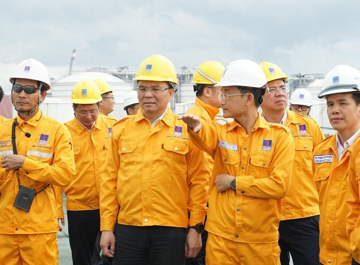 Tổng giám đốc Lê Mạnh Hùng thị sát công trường.